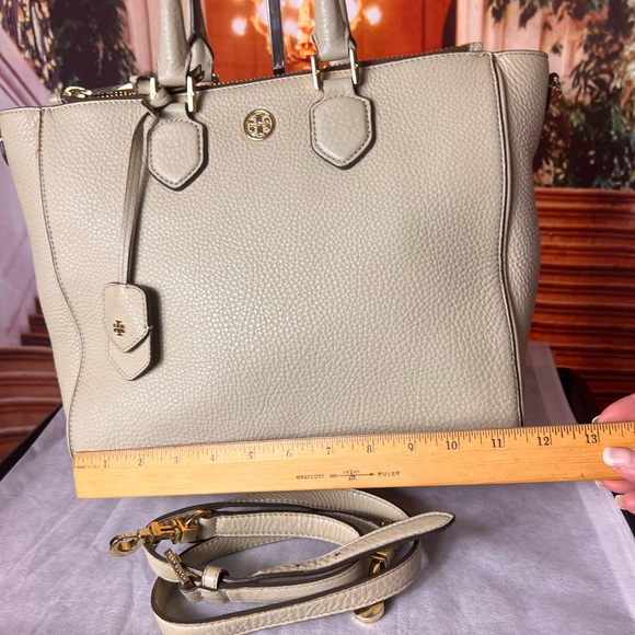 Tory Burch Robinson pebbled leather tote bag cream color with logo charm tag - Picture 14 of 17